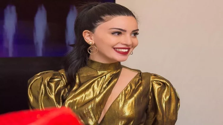 Yenicə ailə quran aparıcı əri ilə dodaq-dodağa - VİDEO