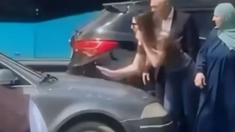 Bakıda yolun ortasında gənc qızdan qəribə hərəkətlər - VİDEO