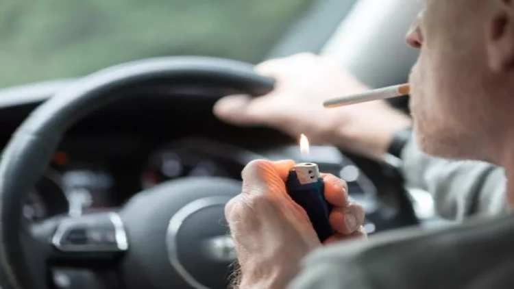 Maşında siqaret çəkməyin zərərləri – Yalnız qoxu ilə əlaqəli deyil