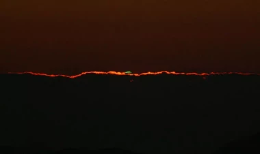 Alimlər dənizçilərə və sevgililərə ümid bəxş edən yaşıl şüanın sirrini açdı