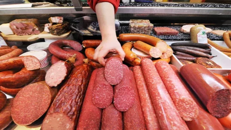 Kolbasaların ətdən hazırlandığı deyilir, amma ucuz satılır: Səbəb? - VİDEO