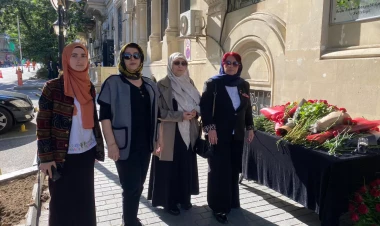 İran səfirliyinin önünə gül dəstələri düzüldü -  FOTO