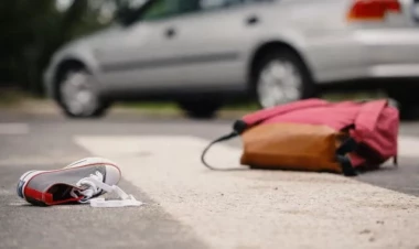 Mikroavtobus azyaşlı məktəblini vurdu