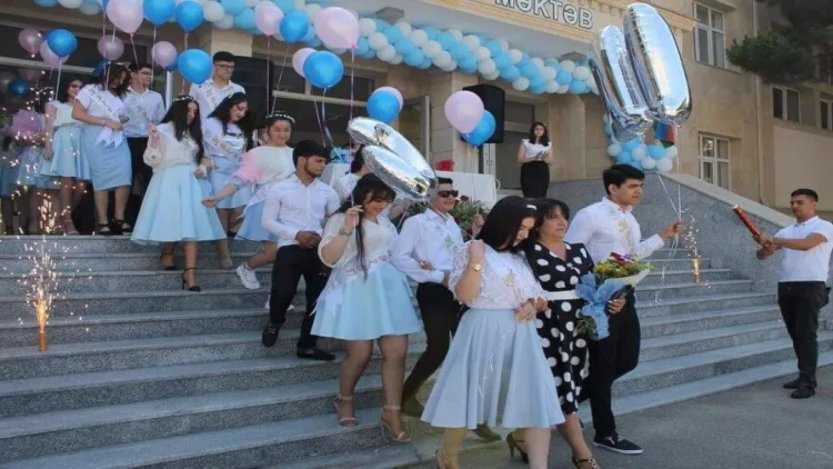 Son zəng yaxınlaşır: Paltar tikdirmək neçəyə başa gəlir? - VİDEO