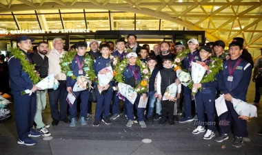 Avropa çempionatında tarix yazan güləşçilərimiz Vətənə qayıtdı - FOTO