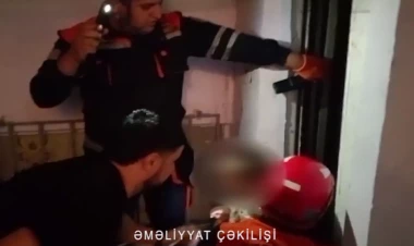 Liftdə qalan 5 nəfər belə xilas edildi - VİDEO