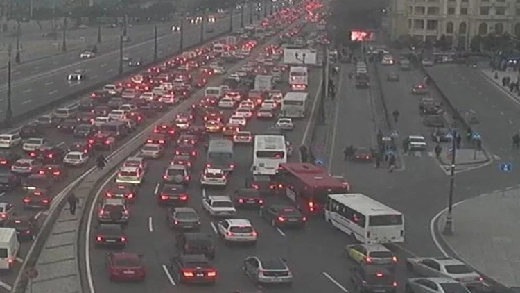 Paytaxt yollarında tıxac yarandı - SİYAHI