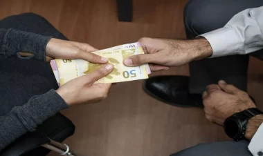 Azərbaycanda vəzifəli şəxs rüşvət alarkən tutuldu