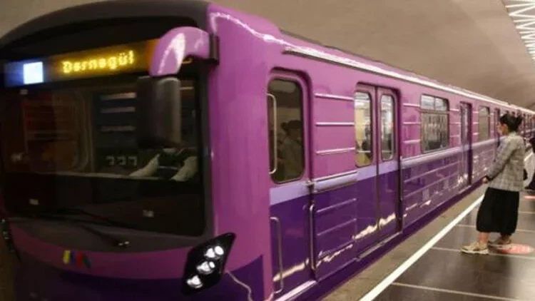 Metroda sərnişinin halı pisləşdi: qatar yubandı