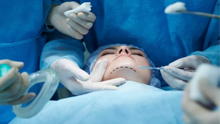 Tanınmış estetik-cərrahdan KÜTLƏVİ ŞİKAYƏT - Əməliyyat etdiyi qadının burnu çürüyür?