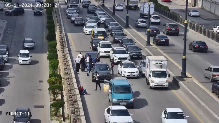 Babək prospektində maşın piyadanı vurdu - FOTO