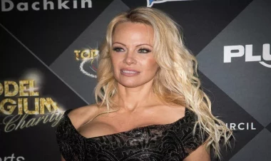 Pamela Anderson ilk dəfə reklama oğulları ilə birgə çəkildi - FOTO