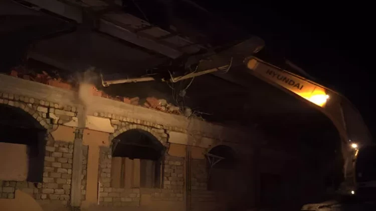 Bakıda obyektin gecə saatlarında sökülməsi narazılıq yaratdı: “Yata bilmirik”