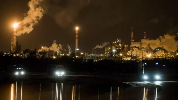 Volqoqrad Neftayırma Zavoduna dron hücumu olub