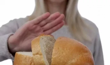 Çörəyin içindən siçan qalıqları tapıldı - İyrənc hadisə