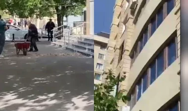 Təmirli binadan qopan beton parçaları yola düşdü - VİDEO