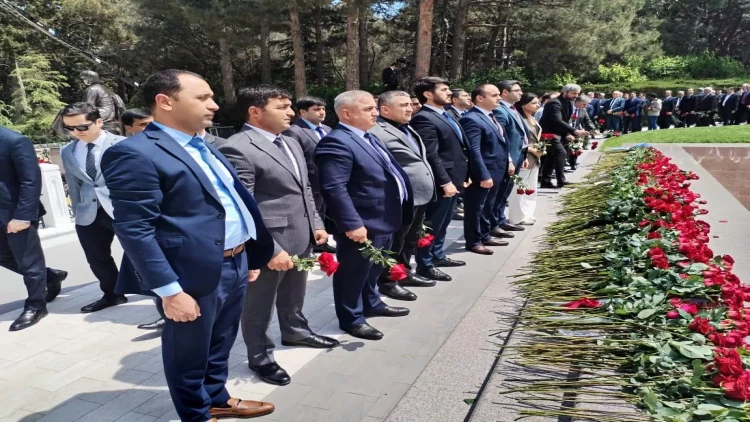 “Aqro-Vest” Şirkətlər Qrupunun əməkdaşları Ümummilli lider Heydər Əliyevin məzarını ziyarət ediblər - FOTO