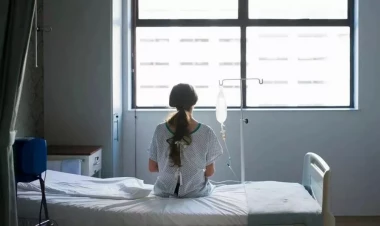 Bakıda avtomobil 20 yaşlı gənci vurub