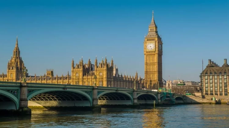 Britaniya rus səfirliyini də hədəf aldı