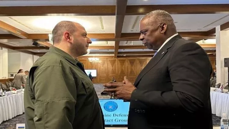 Ostin və Umerov son döyüşləri müzakirə etdi