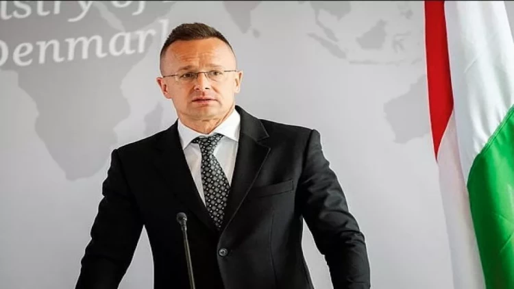 Peter Siyarto Makrona qarşı çıxdı