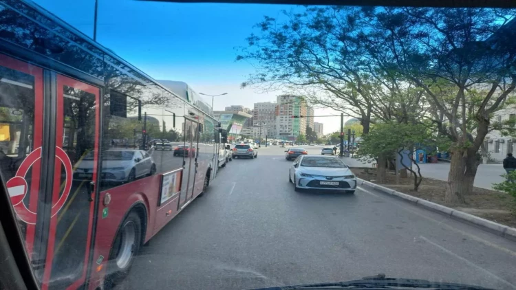 Bakıda sürücü maşını yolun ortasında 