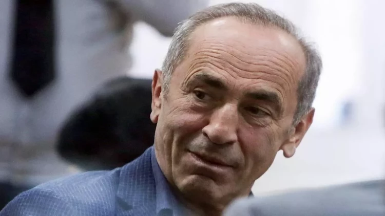 İrəvana qayıdan Köçəryan xalqı meydanlara çağırdı