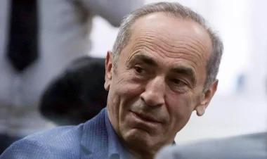 İrəvana qayıdan Köçəryan xalqı meydanlara çağırdı