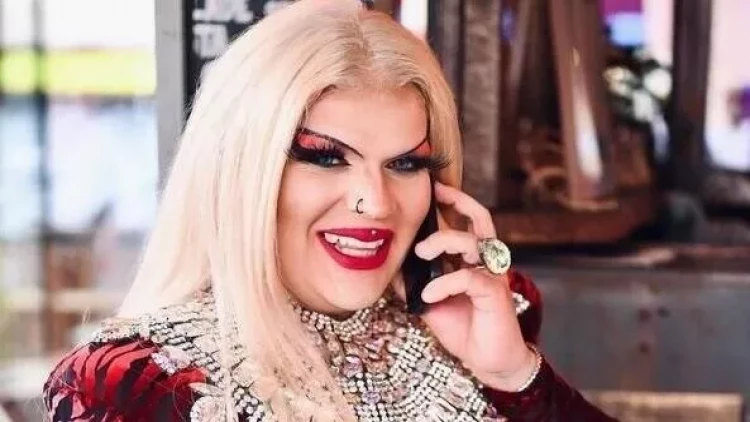 Fransada ilk: Məşəli arvadlaşan “kişi” daşıyacaq