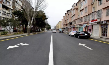 Bakıda küçənin ortasında sevdiyi qıza görə kişidən ağlasığmaz hərəkət - VİDEO