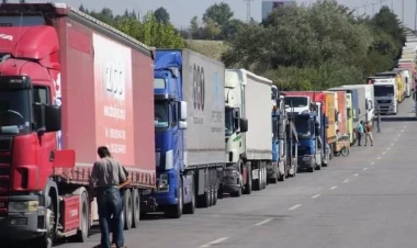 Bakıda yanan TIR-da yatan sürücü son anda XİLAS EDİLDİ - VİDEO