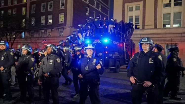 Nyu-York polisi Fələstin tərəfdarlarının ələ keçirdiyi universitet kampusuna basqın edib