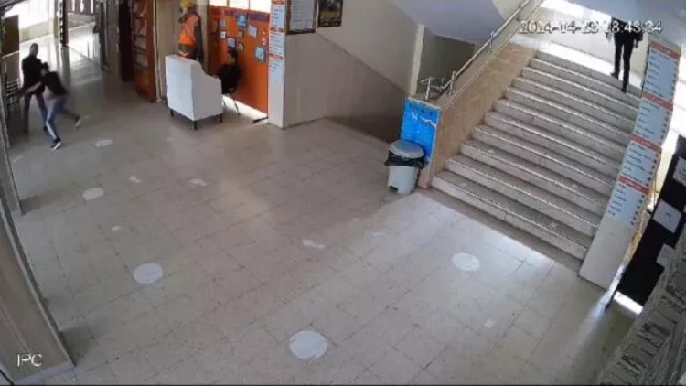 Türkiyədə 17 yaşlı şagird müəllimini bıçaqladı -  VİDEO - FOTO