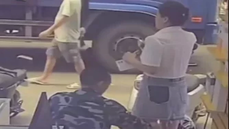 Küçənin ortasında qızın ətəyini... - VİDEO