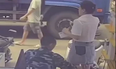 Küçənin ortasında qızın ətəyini... - VİDEO