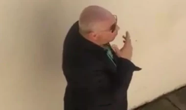 AFFA nümayəndəsi oyun zamanı siqaret çəkdi - VİDEO