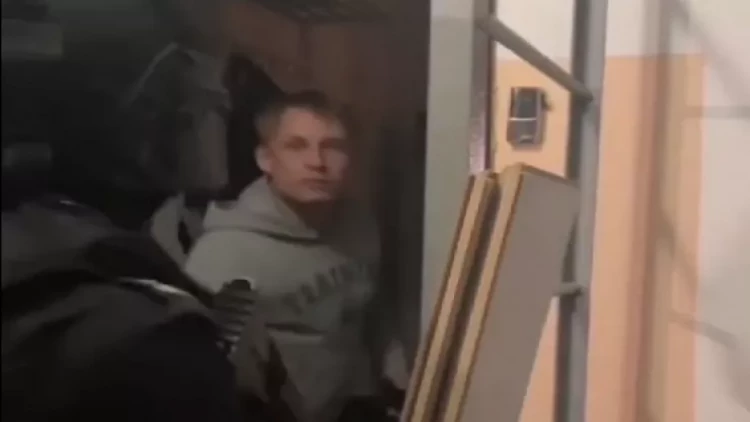 Xəbər agentliyinin prodüserinin HƏBS EDİLMƏ ANI - VİDEO