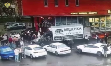 Rusiyada gənc qız başqasının yük maşınına minərək onu insanların üstünə sürdü