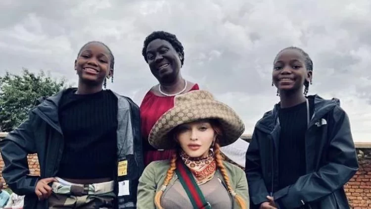 Madonna övladlığa götürdüyü uşaqları səhnəyə çıxardı - FOTOlar