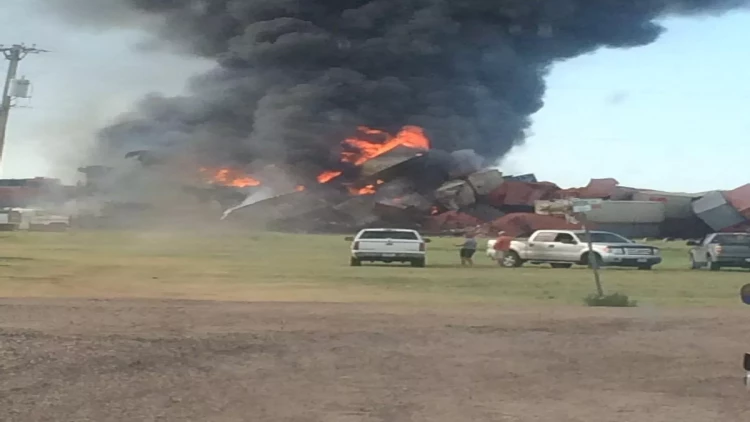ABŞ-da qatar relsdən çıxaraq alovlandı