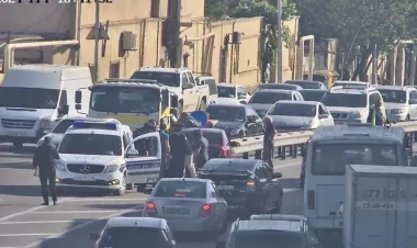 Bibiheybət məscidinin qarşısında avtomobil arakəsməyə çırpıldı - FOTO