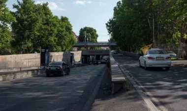 İrəvanda etirazçı tapılmır: küçəni bir adam bağladı - VİDEO