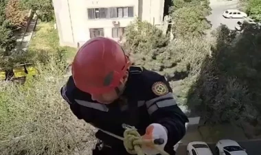 Bağlı qapı arxasında qalan şəxs belə xilas edildi - VİDEO