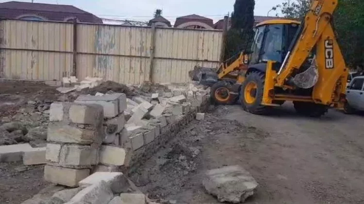 Gəncədə qanunsuz tikili söküldü - VİDEO