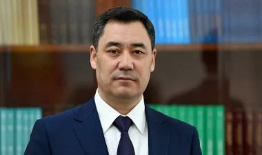 Sadır Japarov Bakıda şəhidlərin xatirəsini anıb