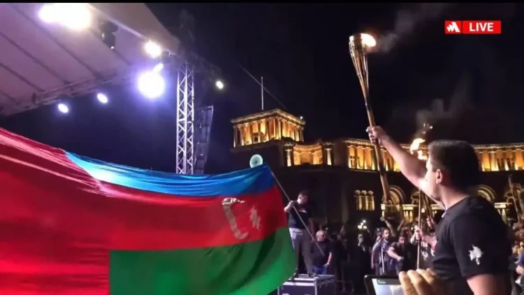 İrəvanda Türkiyə və Azərbaycan bayraqlarını yandırdılar - VİDEO