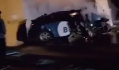 Bakıda ağır qəza: “Prius” betona çırpıldı - VİDEO