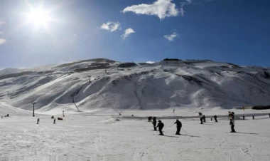 Şahdağda sulu qar yağdı