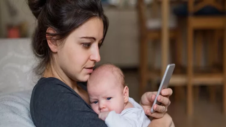 Sosial media yeni doğum etmiş qadınlara  mənfi təsir edir