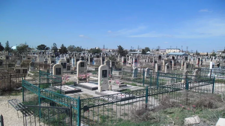 Qardaşının ölümü ilə barışmayan qadın onun məzarı başında özünü bıçaqladı